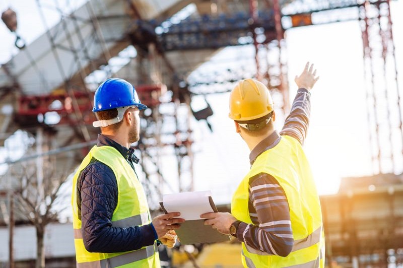 ss-enterprises-constructions-construction-worker-wearing-safety-helmet